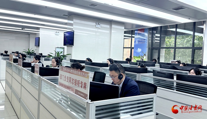 蘭州市勞動(dòng)保障維權(quán)服務(wù)中心相關(guān)負(fù)責(zé)同志接聽(tīng)蘭州12345熱線(xiàn)電話(huà)